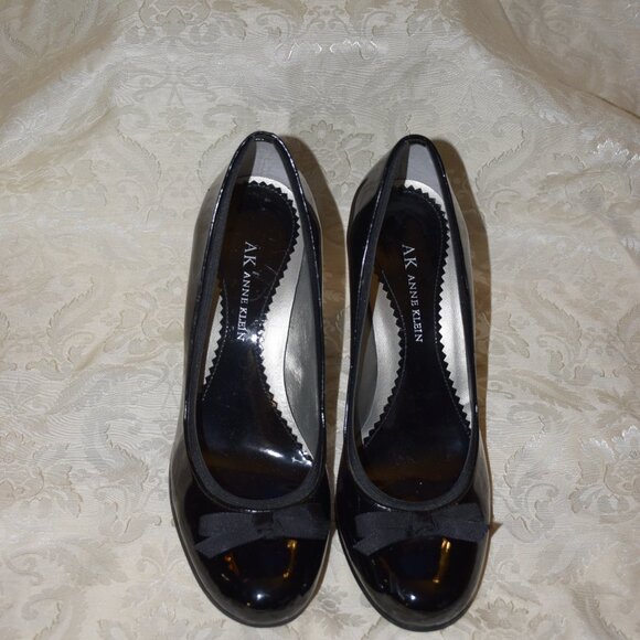 Anne Klein Black Patent Leather Bow Pumps - Sz 7.5 M - Picture 4 of 9